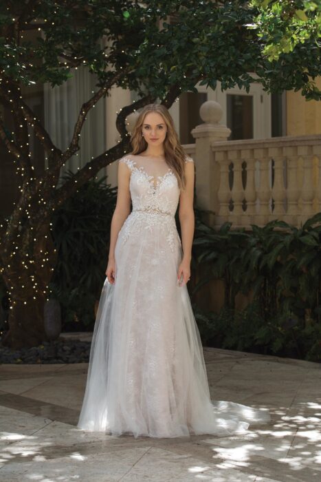 Brautkleid mit Spitze und Layering-Effekt von Sincerity, Modell 44072