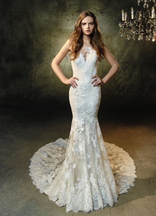 Fit and Flare-Brautkleid aus Spitzen und mit Schleppe von Blue by Enzoani, Modell Lorena