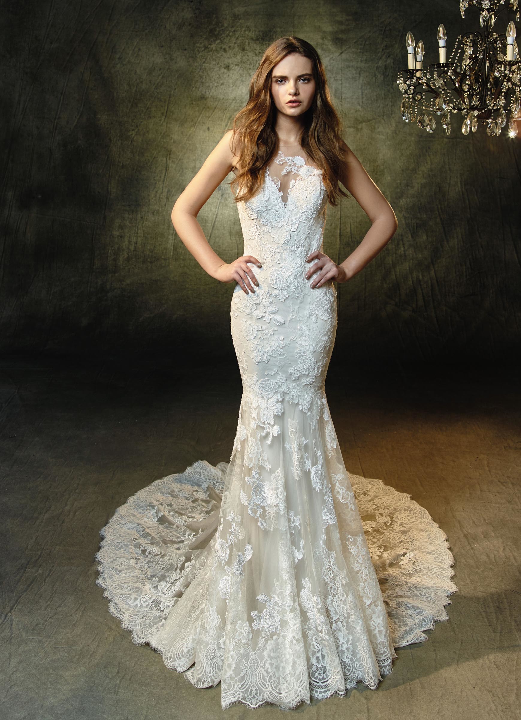 Fit and Flare-Brautkleid aus Spitzen und mit Schleppe von Blue by Enzoani, Modell Lorena