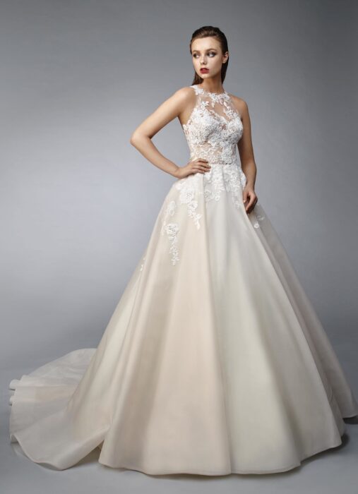 Brautkleid im Prinzesschnitt mit Spitze, Tattoo-Effekt, transparenter Korsage, Neckholder-Ausschnitt und Schleppe von Enzoani, Modell Nikola