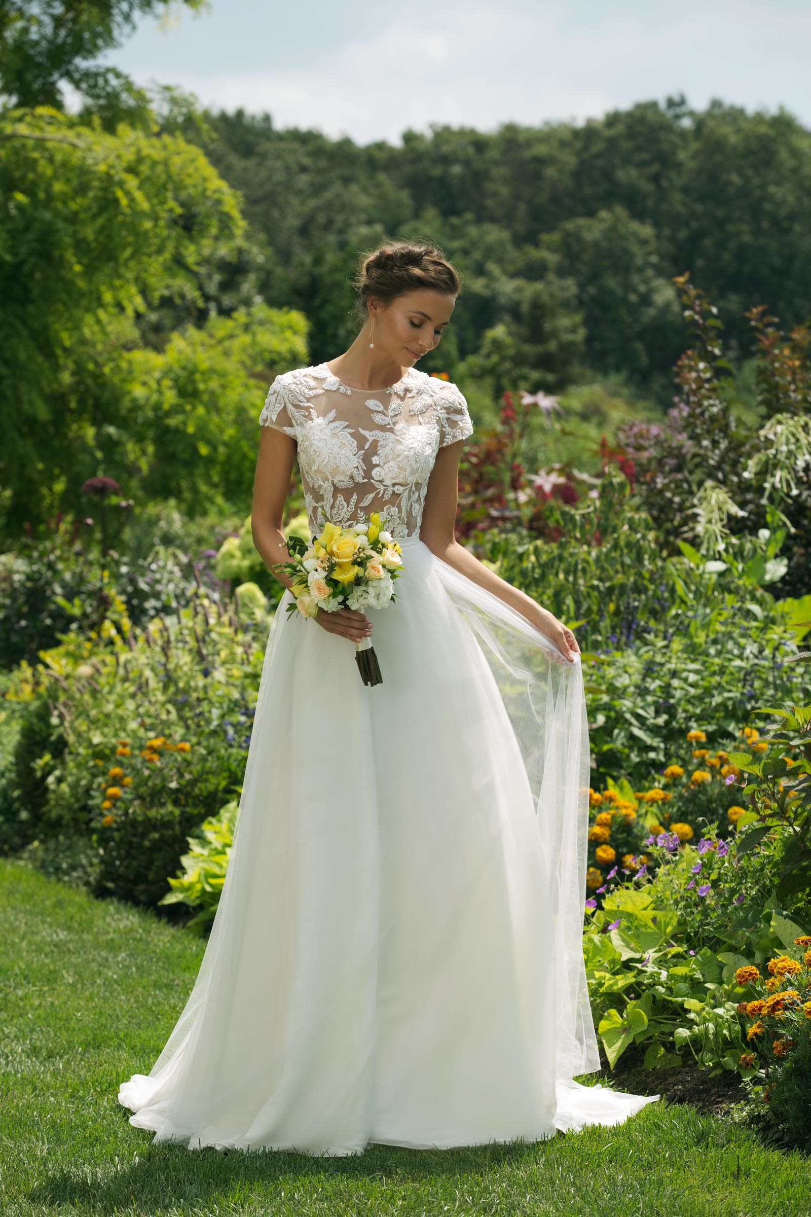 Brautkleid im Prinzessschnitt mit transparentem Spitzentop, Tattoo-Effekt und Cap-Ärmeln von Sweetheart, Modell 11025