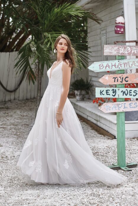 Brautkleid mit Spitze und tiefem V-Ausschnitt von Lillian West, Modell 66043