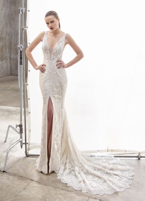 Brautkleid im Fit-and-Flare-Schnitt aus Spitze mit tiefem V-Ausschnitt, Beinschlitz und Schleppe von Enzoani, Modell Nancie