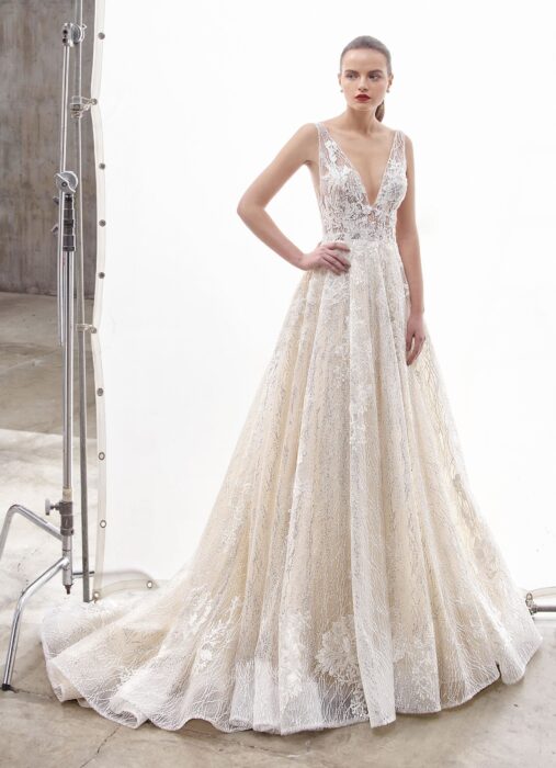 Brautkleid im Prinzessschnitt aus Spitze mit transparentem Top, tiefem V-Ausschnitt und Schleppe von Enzoani, Modell Nile
