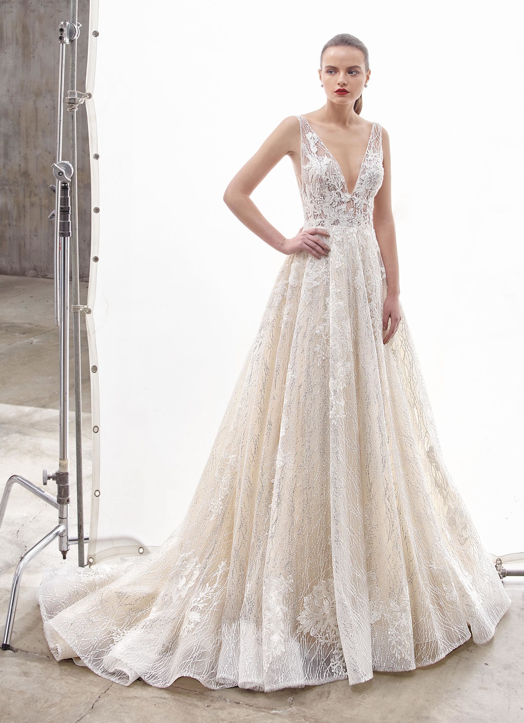 Brautkleid im Prinzessschnitt aus Spitze mit transparentem Top, tiefem V-Ausschnitt und Schleppe von Enzoani, Modell Nile