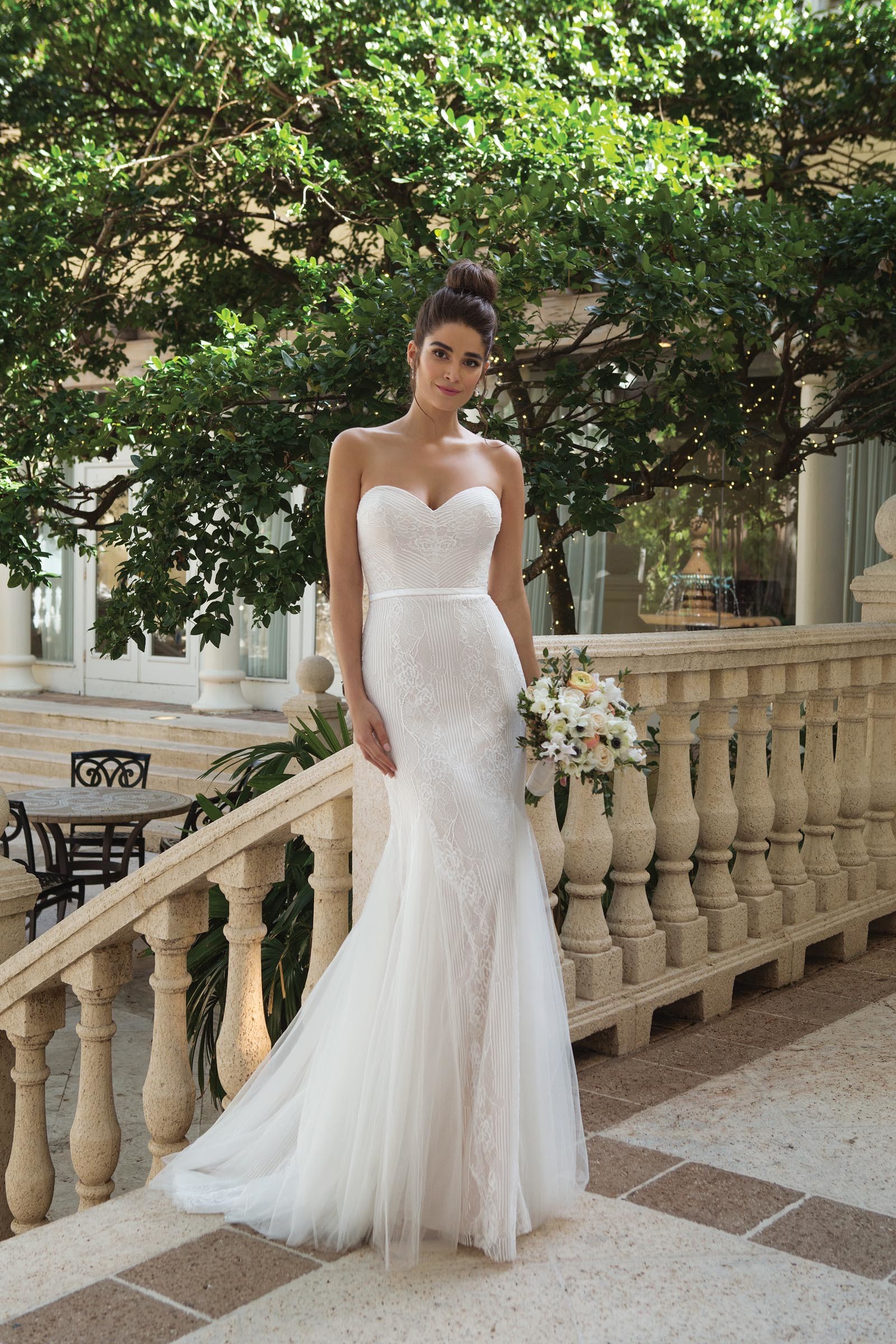 Schulterfreies Fit and Flare-Brautkleid von Sincerity, Modell 44071