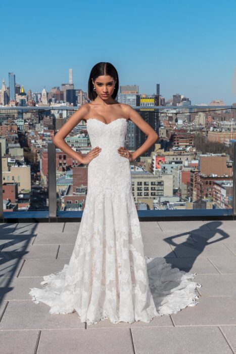 Trägerloses Brautkleid aus Spitze im Fit-and-Flare-Schnitt von Justin Alexander Siganture, Modell 99027