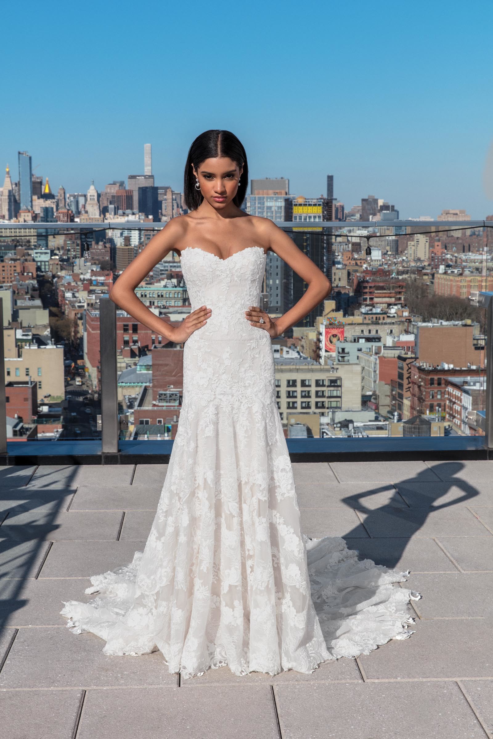 Trägerloses Brautkleid aus Spitze im Fit-and-Flare-Schnitt von Justin Alexander Siganture, Modell 99027