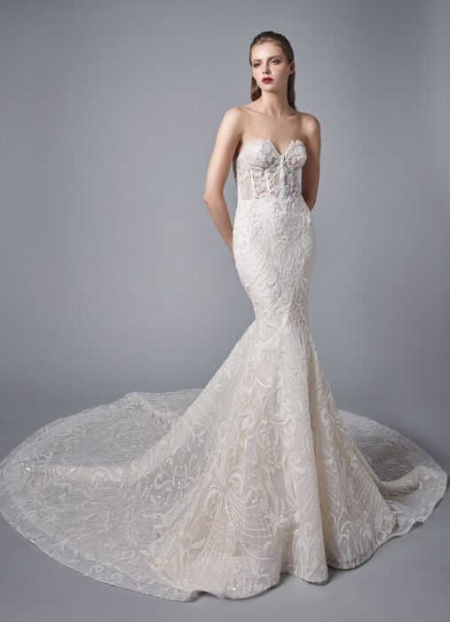 Trägerloses Brautkleid im Fit-and-Flare-Schnitt mit Spitze, transparenter Korsage, Sweetheart-Ausschnitt und Schleppe von Enzoani, Modell Nikita