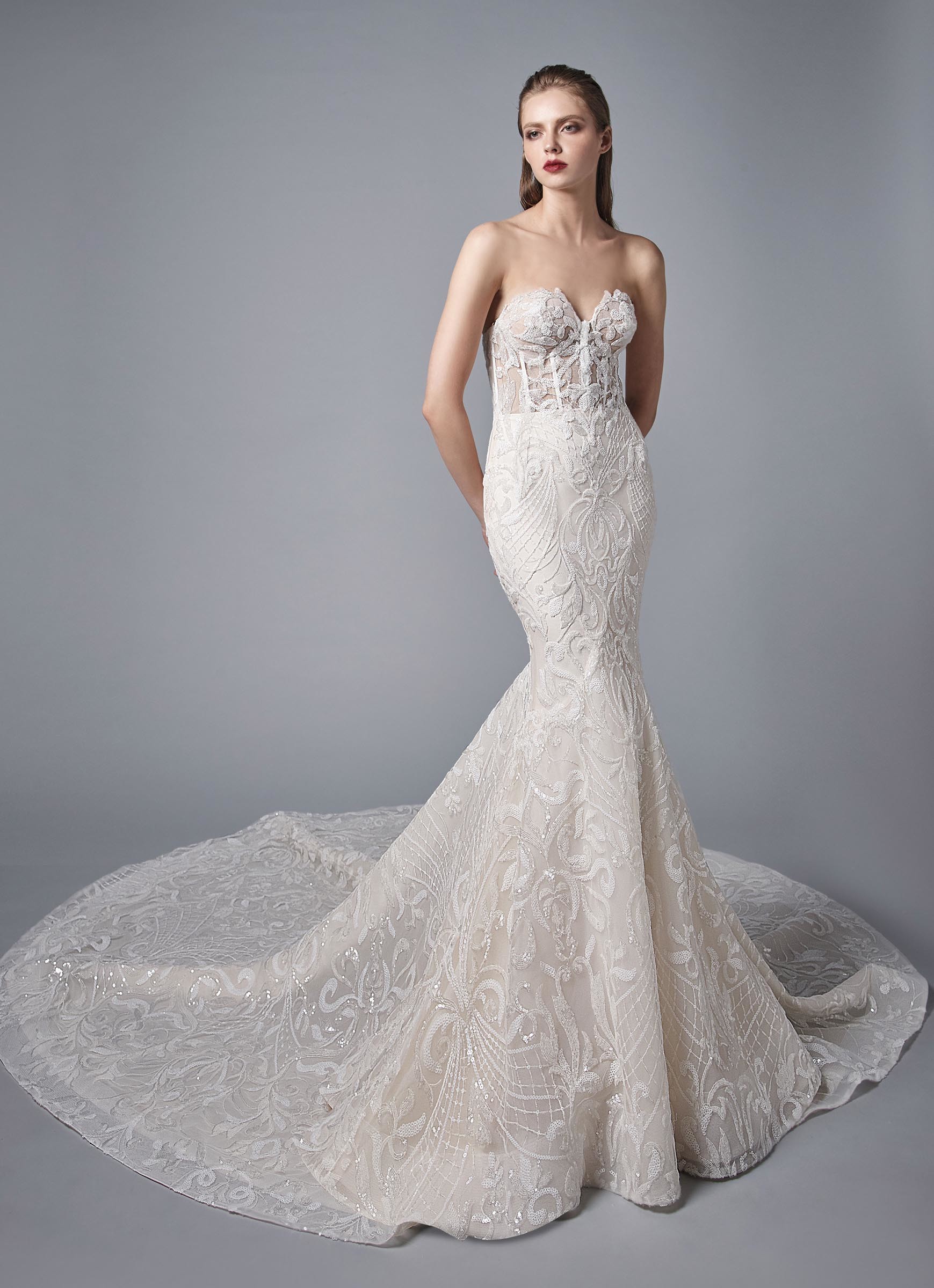 Trägerloses Brautkleid im Fit-and-Flare-Schnitt mit Spitze, transparenter Korsage, Sweetheart-Ausschnitt und Schleppe von Enzoani, Modell Nikita
