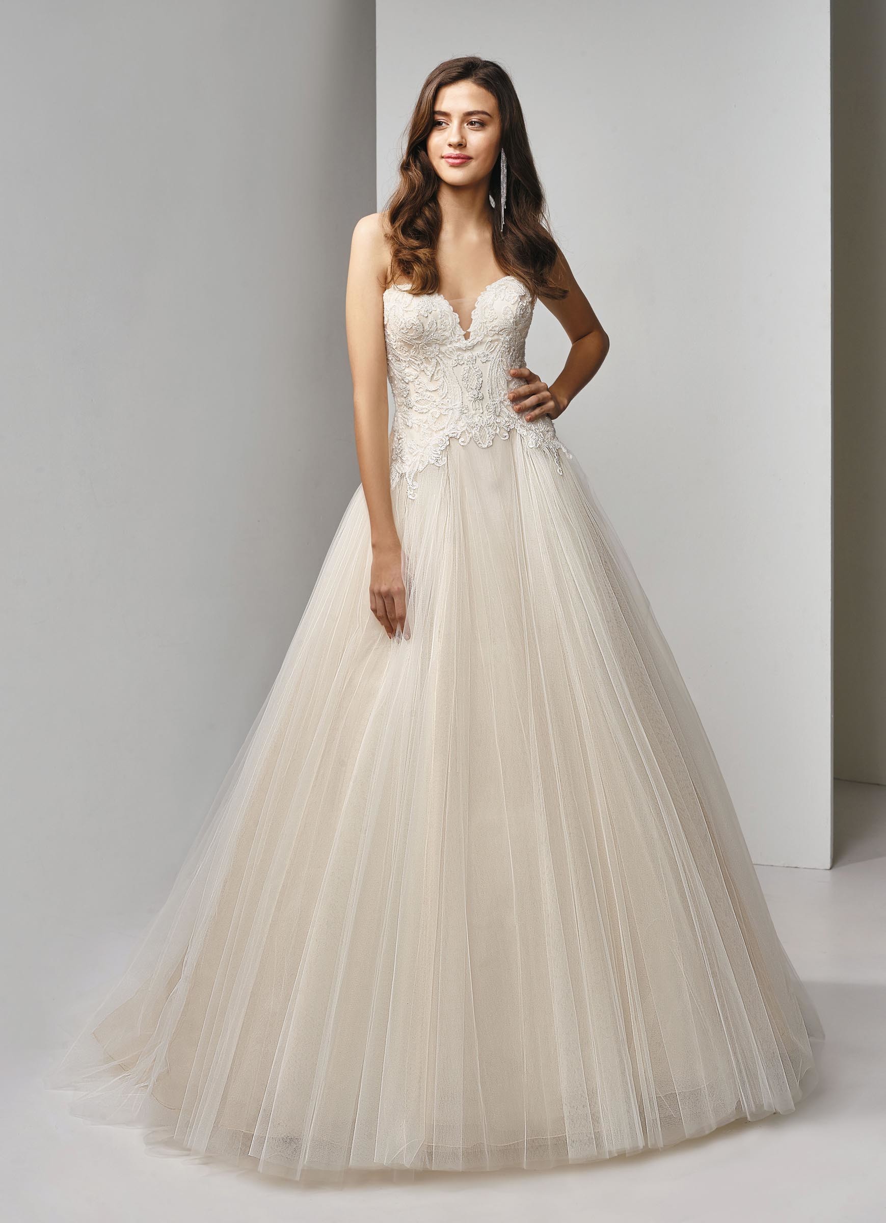 Trägerloses Brautkleid mit Spitze und Prinzessschnitt von Beautiful Bridal, Modell BT19-21