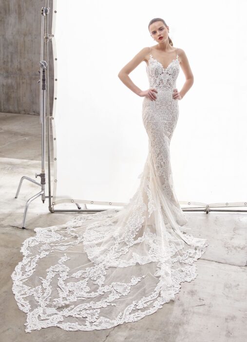 Brautkleid im Fit-and-Flare-Schnitt aus Spitze mit transparenter Korsage, Spaghettiträgern und Schleppe von Enzoani, Modell Nanette