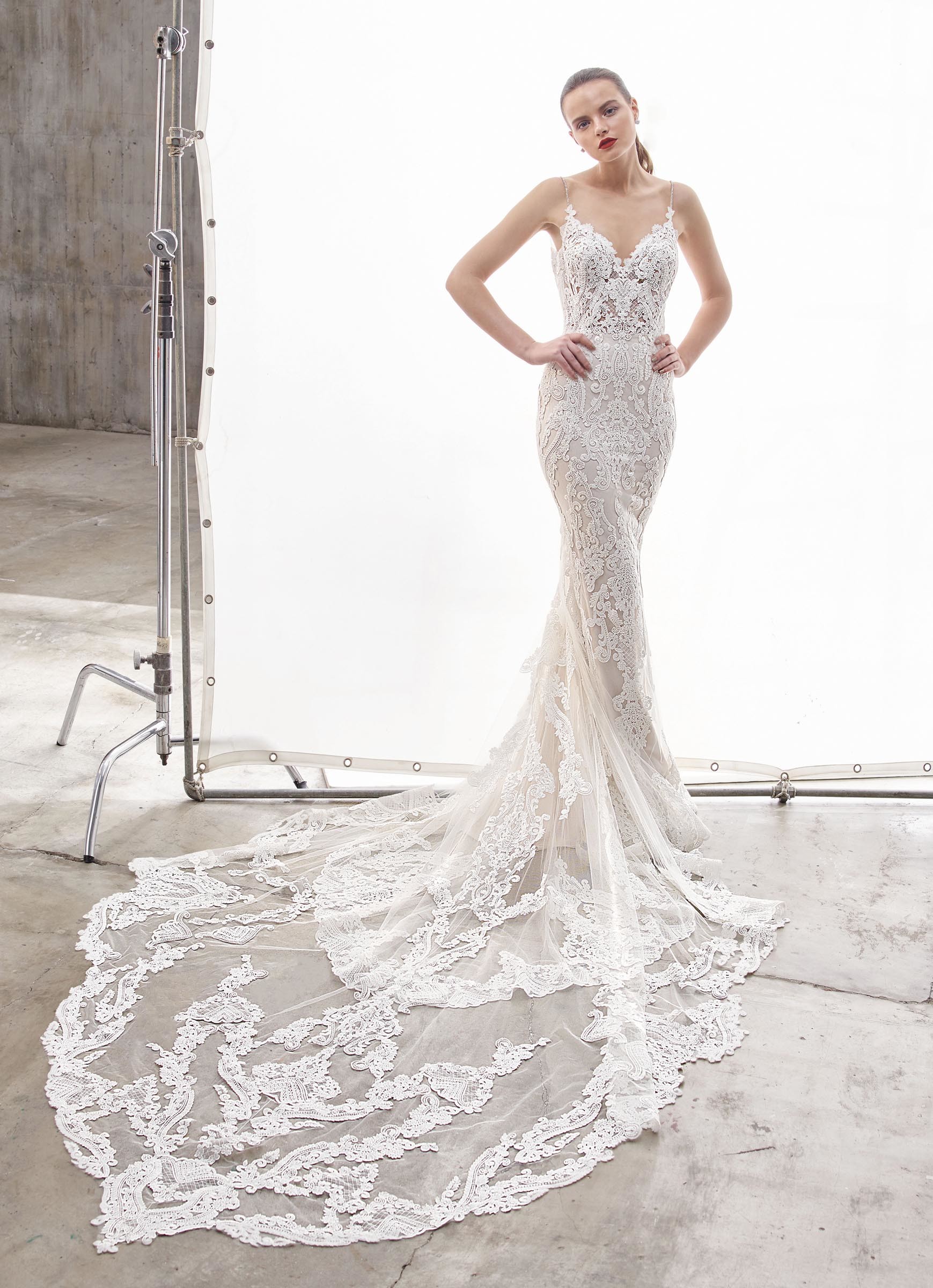 Brautkleid im Fit-and-Flare-Schnitt aus Spitze mit transparenter Korsage, Spaghettiträgern und Schleppe von Enzoani, Modell Nanette