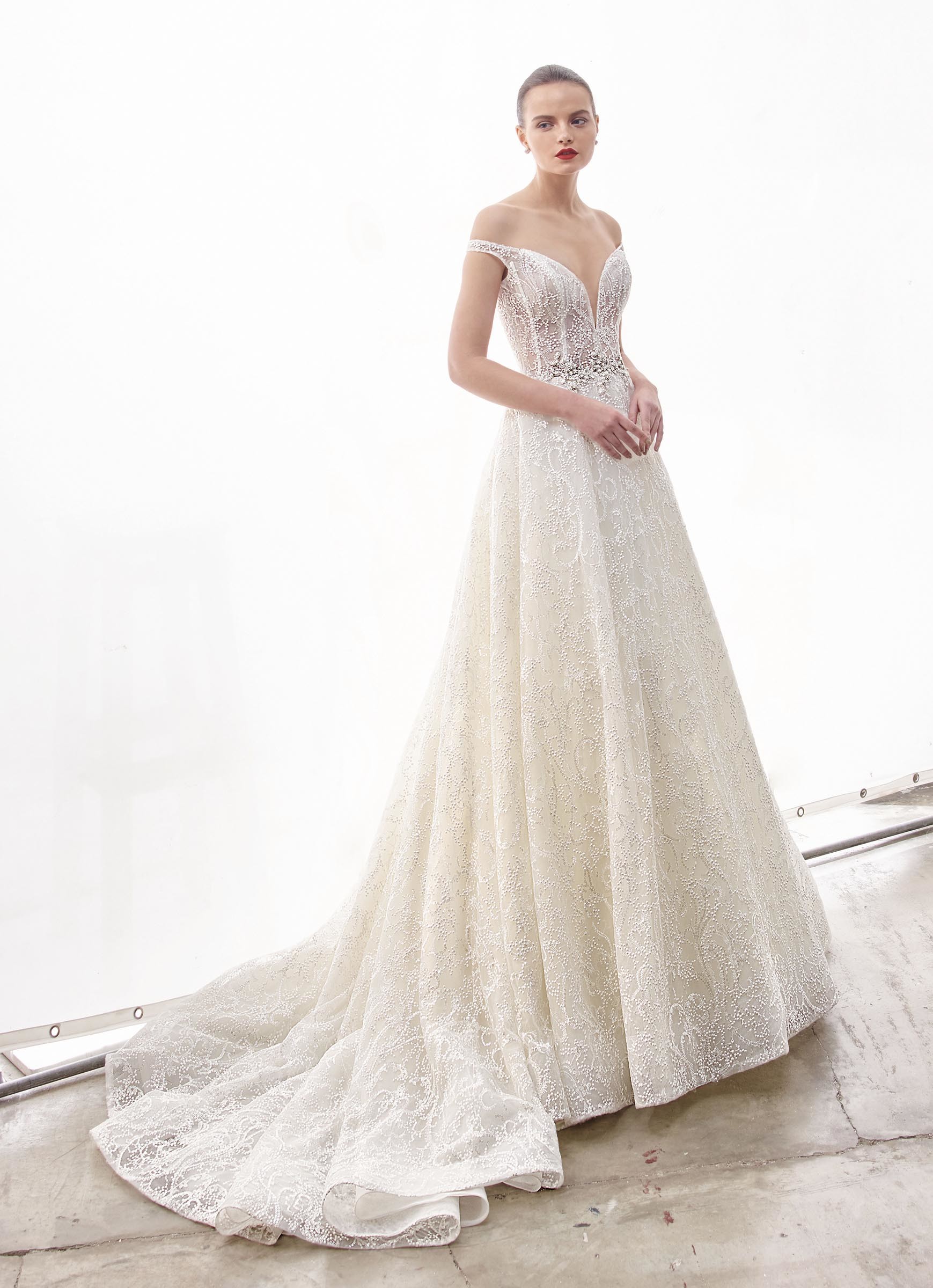 Schulterfreies Brautkleid im Prinzessschnitt mit Spitze, transparenter Korsage und Carmen-Ausschnitt in Herzform von Enzoani, Modell Nadine