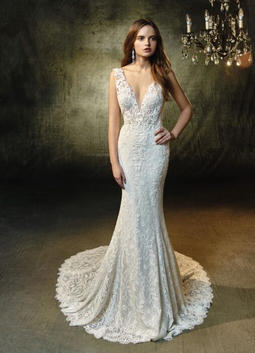 Fit and Flare-Brautkleid mit Spitze und tiefem V-Ausschnitt von Blue by Enzoani, Modell Lucy