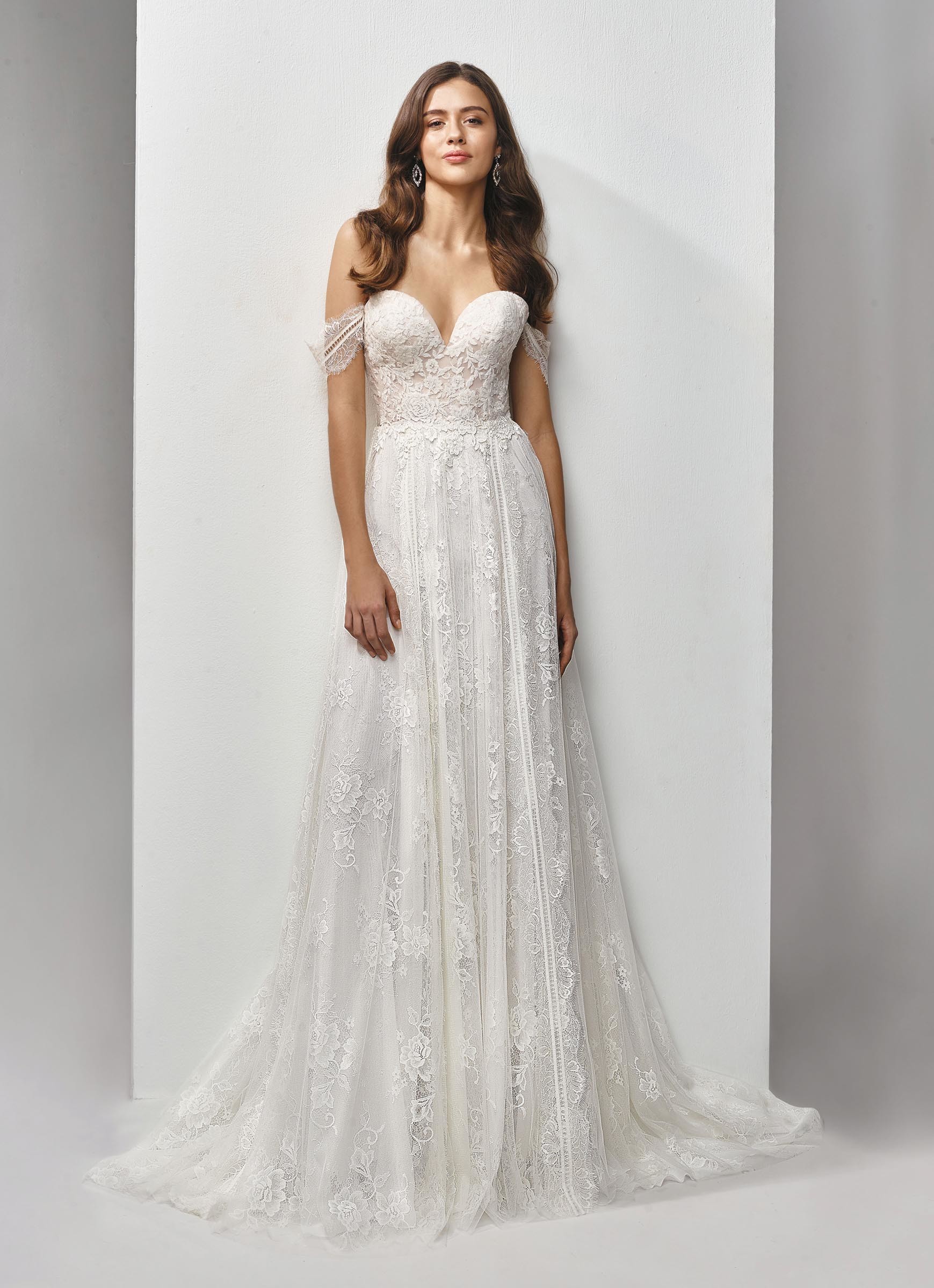 Brautkleid mit Offshoulder-Trägern aus Spitze mit transparenter Korsage von Beautiful Bridal, Modell BT19-7