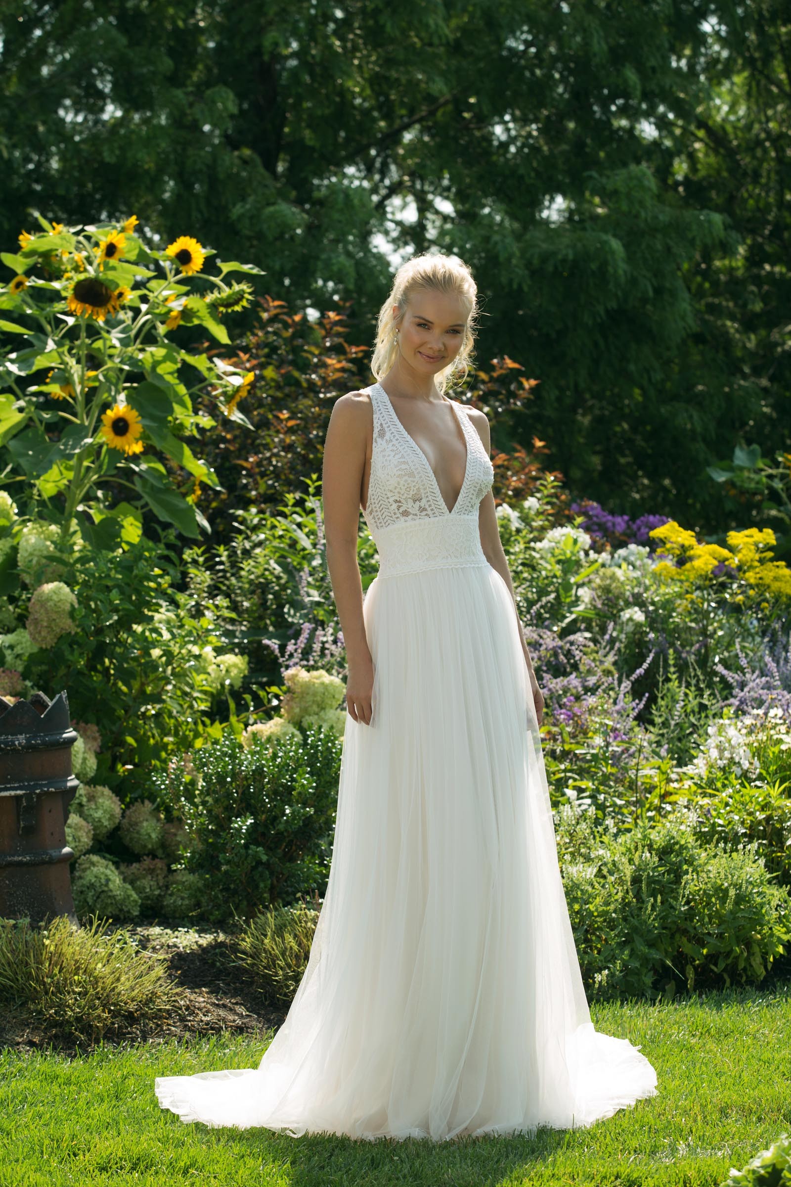 Brautkleid mit Tüllrock und Spitzentop mit tiefem V-Ausschnitt von Sweetheart, Modell 11022