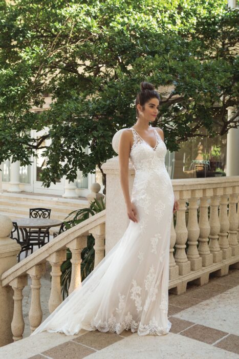 Fit and Flare-Brautkleid mit Spitze, V-Ausschnitt und Schleppe von Sincerity, Modell 44093