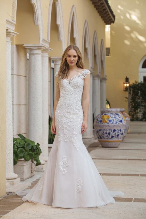 Fit and Flare-Brautkleid mit Spitze und V-Ausschnitt von Sincerity, Modell 44100