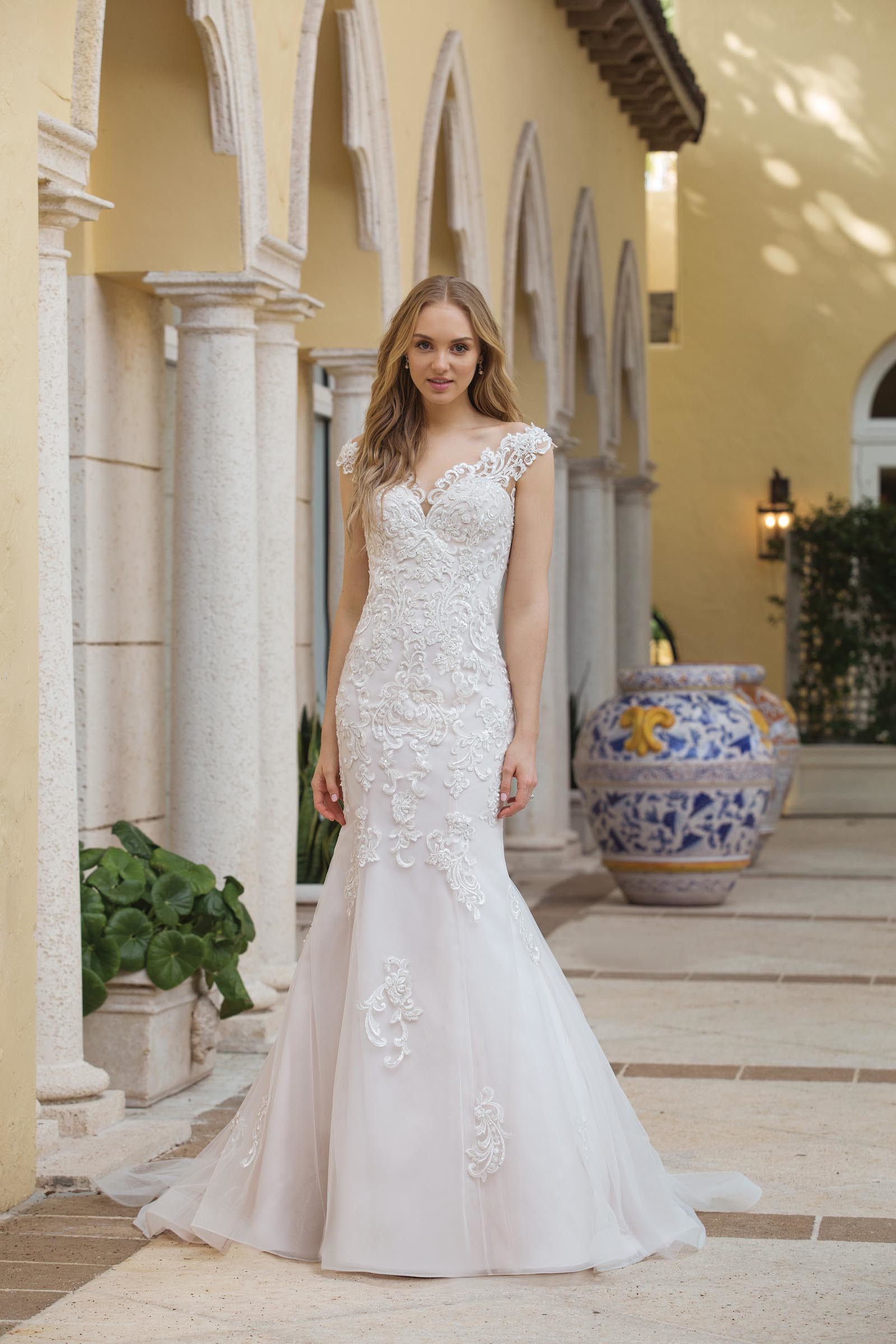 Fit and Flare-Brautkleid mit Spitze und V-Ausschnitt von Sincerity, Modell 44100