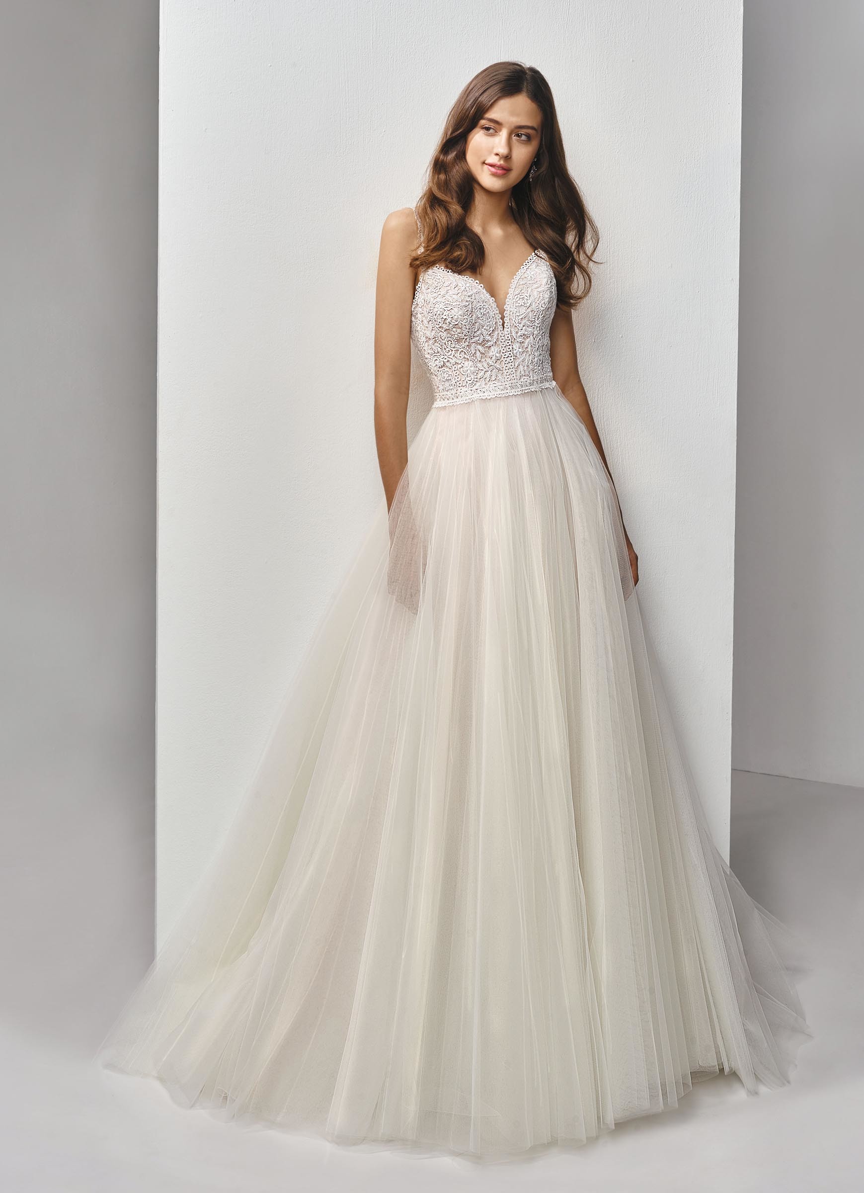 Brautkleid mit Spitzentop und Tüllrock von Beautiful Bridal, Modell BT19-16