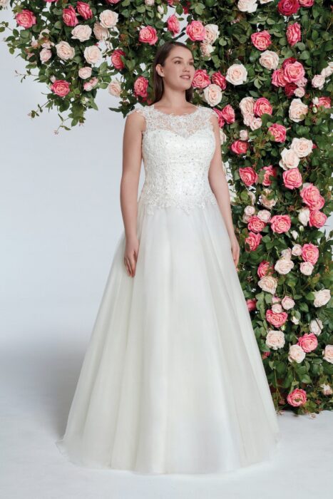 Prinzess-Brautkleid mit Spitzentop, Illusion-Ausschnitt und Strass-Stickereien von Sweetheart, Modell 6127