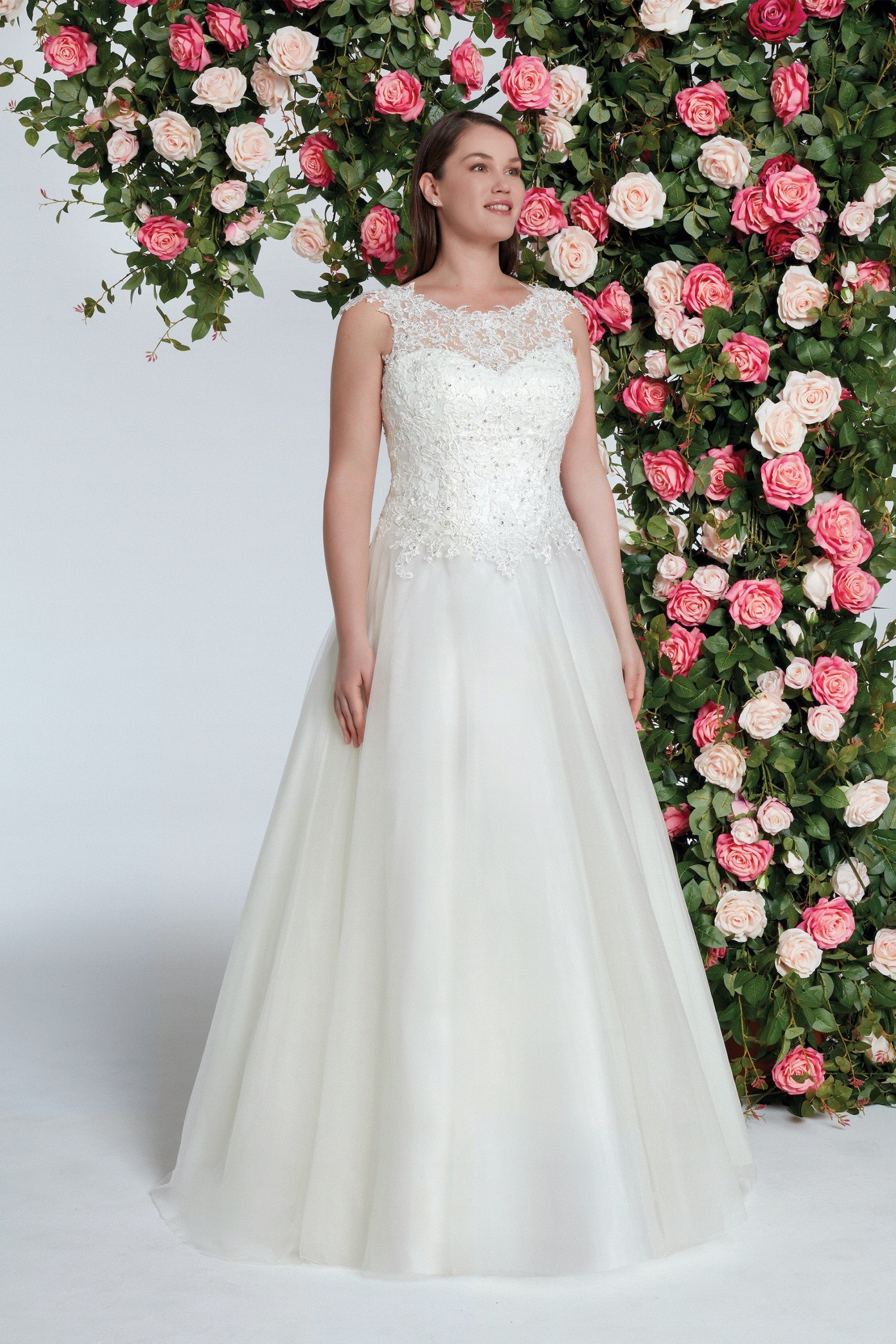 Prinzess-Brautkleid mit Spitzentop, Illusion-Ausschnitt und Strass-Stickereien von Sweetheart, Modell 6127