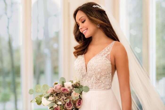 Brautkleid mit Perlenstickerei und tiefem V Ausschnitt von Stella York, Modell 6724