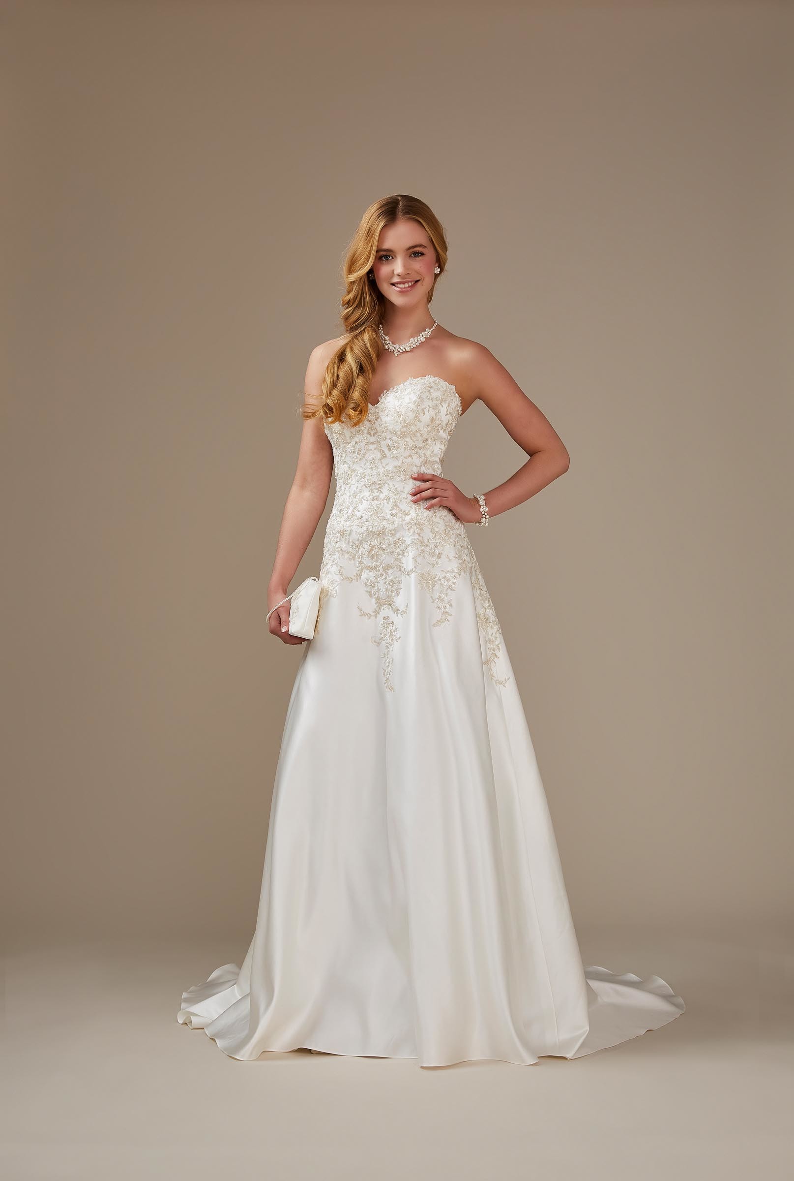 Trägerloses Brautkleid mit Stickerei aus Satin von Weise, Modell 336892