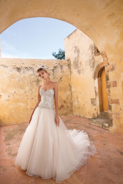 Brautkleid mit trägerloser Strass-Korsage im Prinzessinnen-Stil von Justin Alexander, Modell 88061