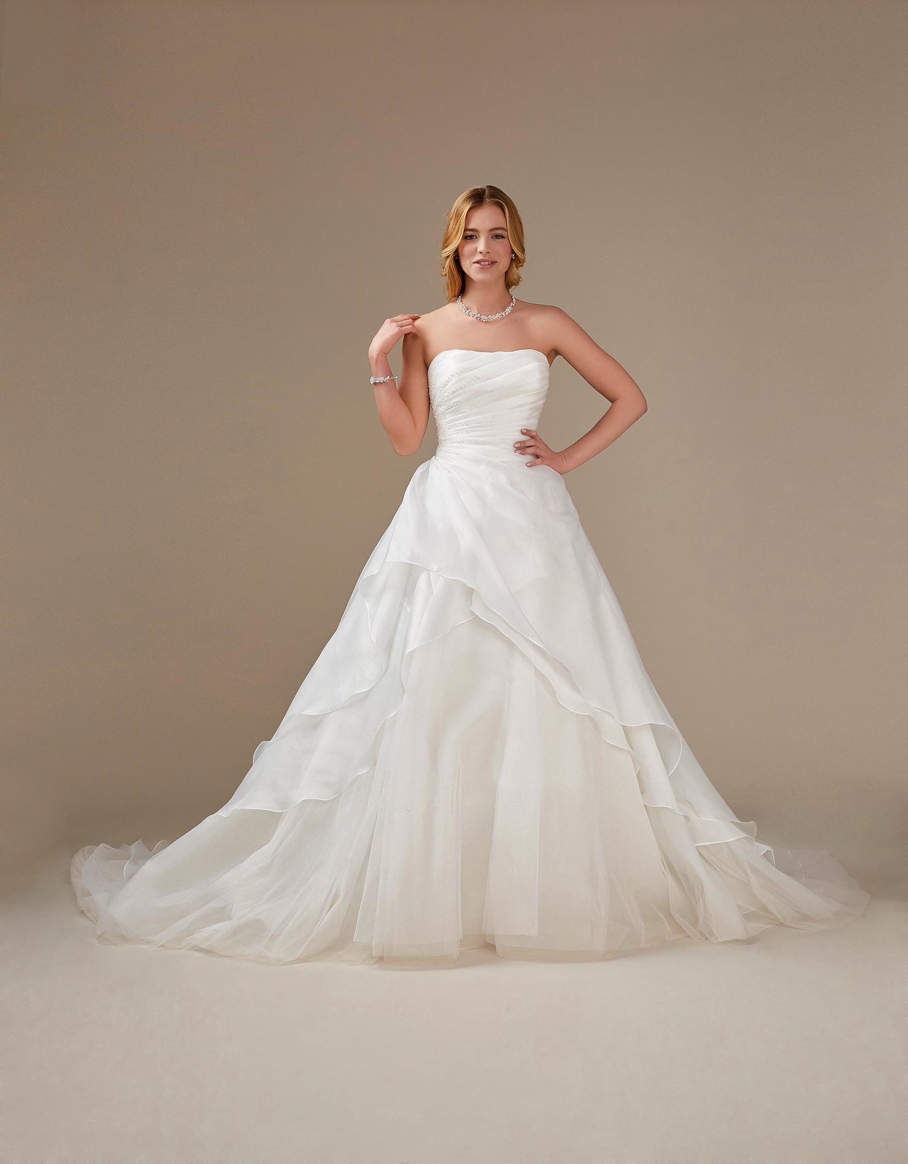 Schulterfreies Prinzessinnen-Brautkleid von Weise, Modell 336042