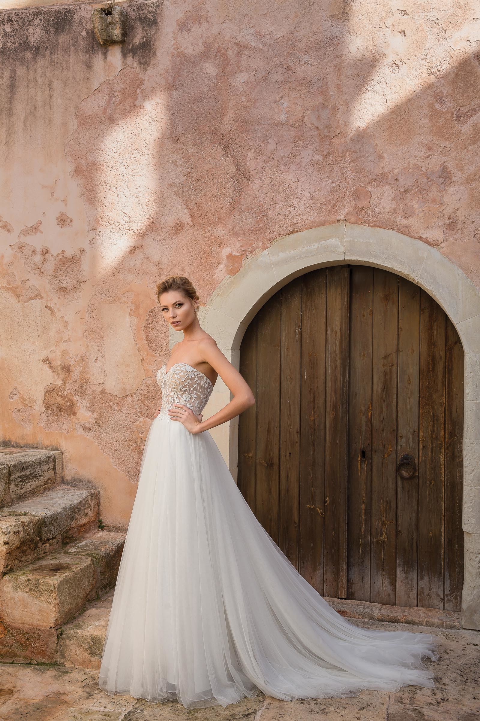 Brautkleid mit trägerloser Korsage und Tüllrock von Justin Alexander, Modell 88044