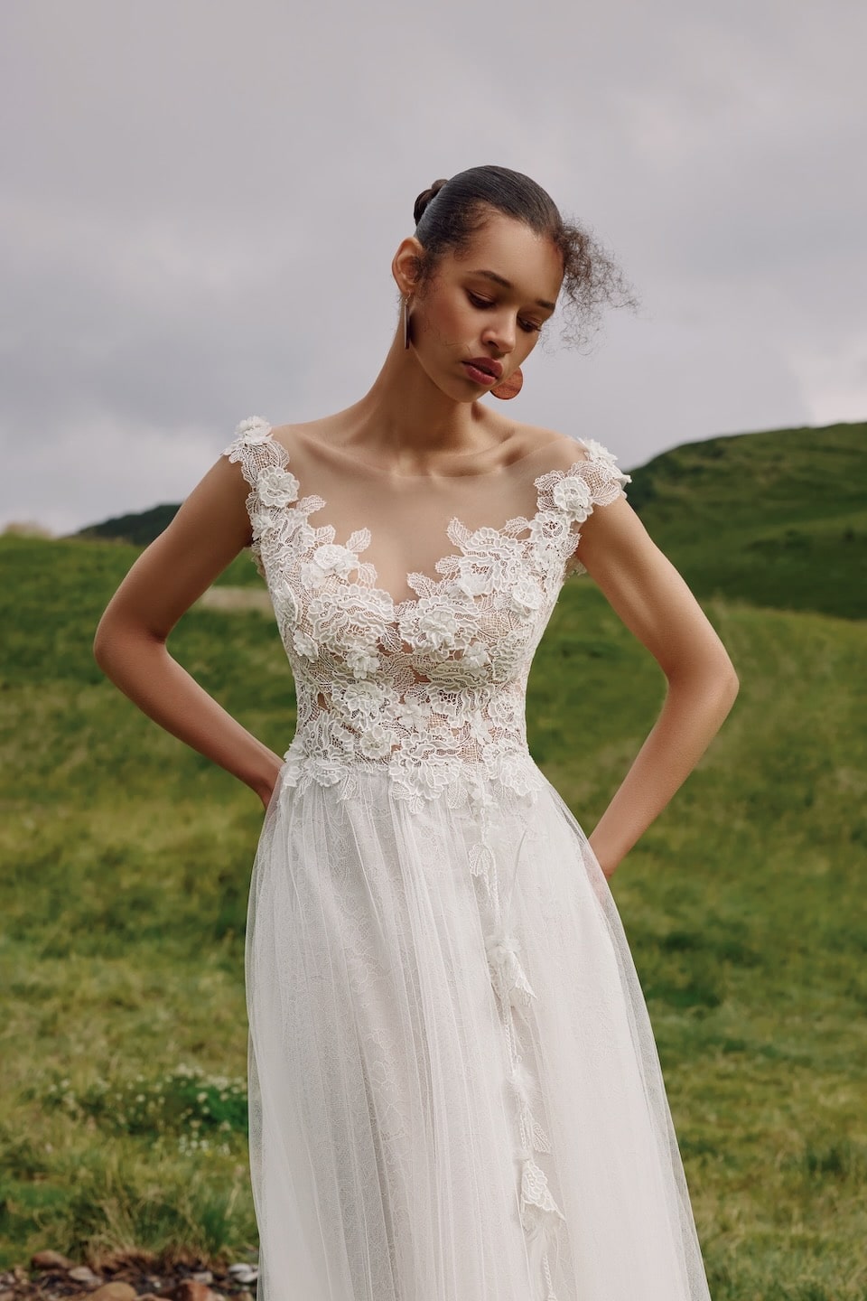 Hochzeitkleid in A-Linie mit transparentem Spitzentop, Illusion-Ausschnitt, 3D-Blüten, geschmücktem Rücken und Schleppe von Ariamo Boho, Modell Cangiante