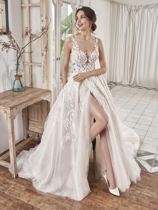 Brautkleid mit transparentem Spitzentop und Tattoo-Effekt, Rock mit hohem Schlitz und Schleppe von Pen-Liv, Modell Abbey