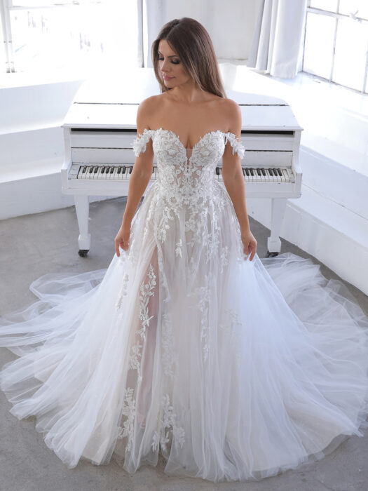 Brautkleid im Duchesse-Schnitt mit mehrlagigem Tüllrock und Off-Shoulder-Trägern von Blue by Enzoani, Modell Natsuko
