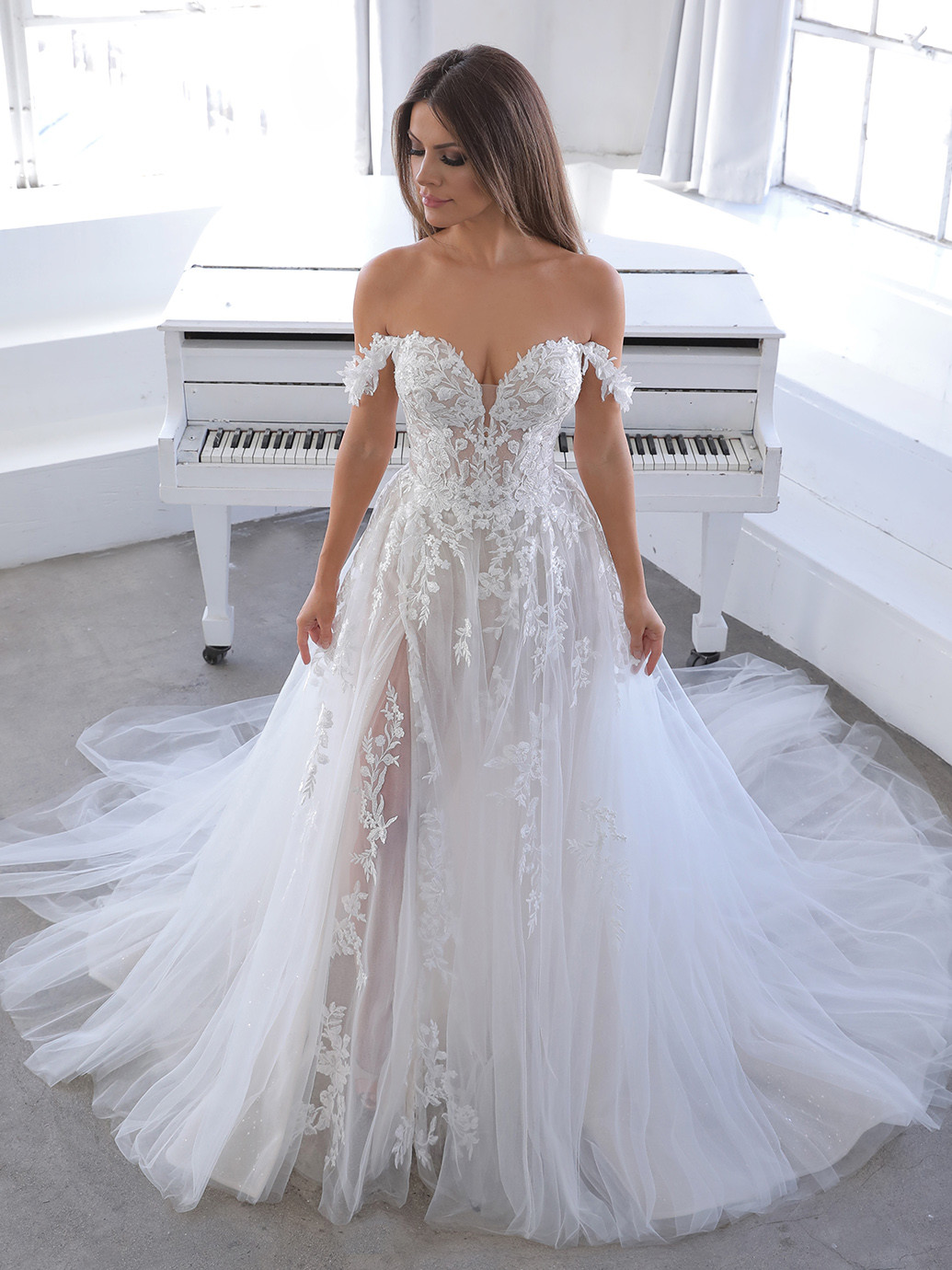 Brautkleid im Duchesse-Schnitt mit mehrlagigem Tüllrock und Off-Shoulder-Trägern von Blue by Enzoani, Modell Natsuko