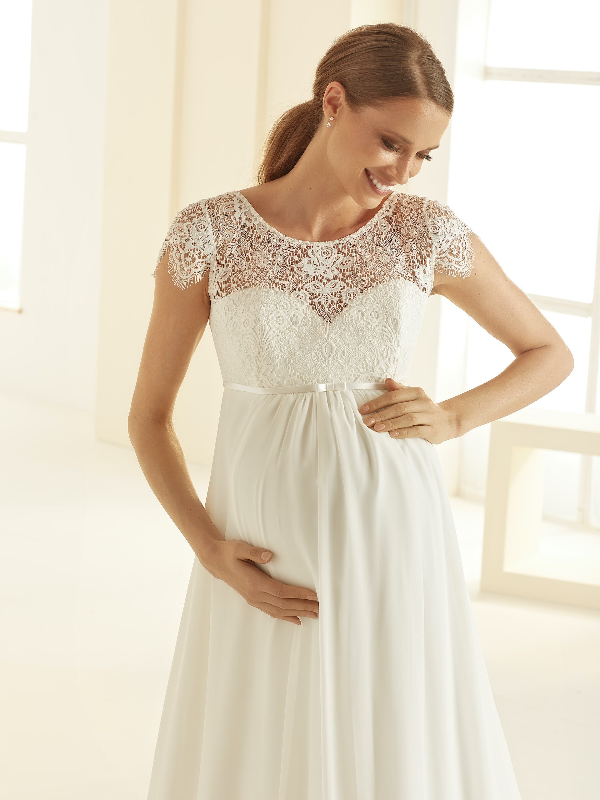Umstandsbrautkleid im Empire-Schnitt mit Kurzarm-Spitzentop von Bianco Evento, Modell Bernadette