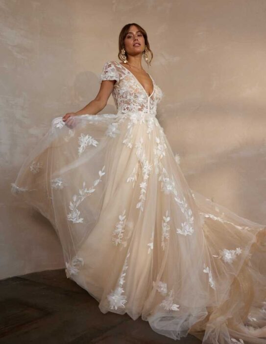 Brautkleid mit blush-farbenem Rock und transparentem Top, V-Ausschnitt vorn und hinten sowie 3D-Blüten von IamYours, Modell Heather