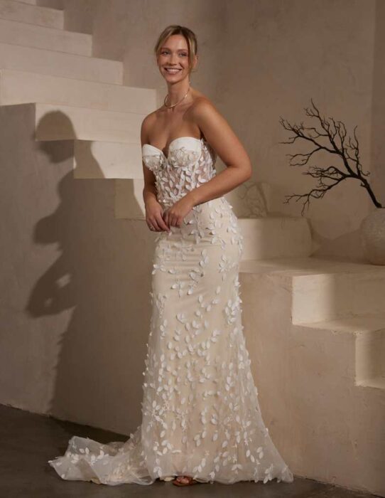 Trägerloses Hochzeitskleid im Fit-and-Flare-Schnitt mit Blätterapplikationen, transparenter Korsage und kurzer Schleppe von IamYours, Modell Gwyneth