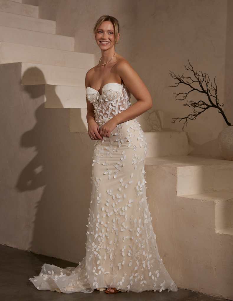 Trägerloses Hochzeitskleid im Fit-and-Flare-Schnitt mit Blätterapplikationen, transparenter Korsage und kurzer Schleppe von IamYours, Modell Gwyneth