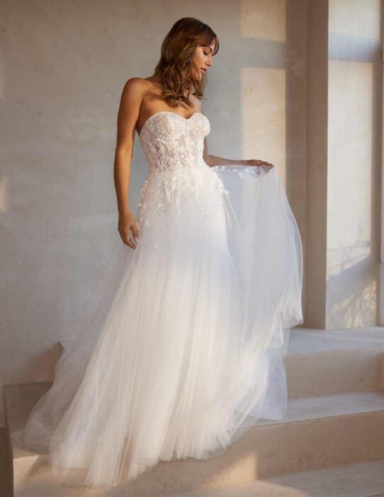 Schulterfreies Hochzeitskleid in A-Linie mit funkelnden Spitzenapplikationen, Sweetheart-Ausschnitt und mittellanger Schleppe von IamYours, Modell Vanessa