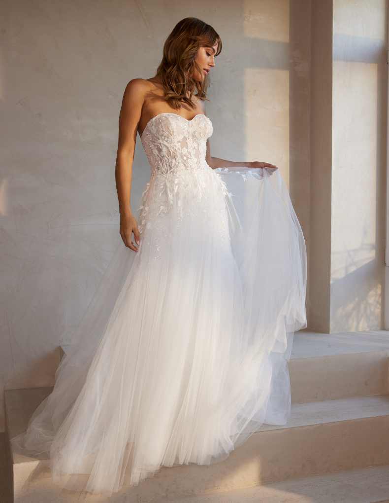 Schulterfreies Hochzeitskleid in A-Linie mit funkelnden Spitzenapplikationen, Sweetheart-Ausschnitt und mittellanger Schleppe von IamYours, Modell Vanessa