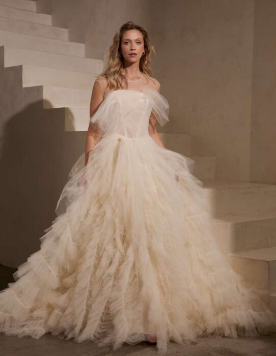 Prinzess-Brautkleid mit Tüll-Volants und -schleife, Illusion-Ausschnitt und langer Schleppe von IamYours, Modell Lee