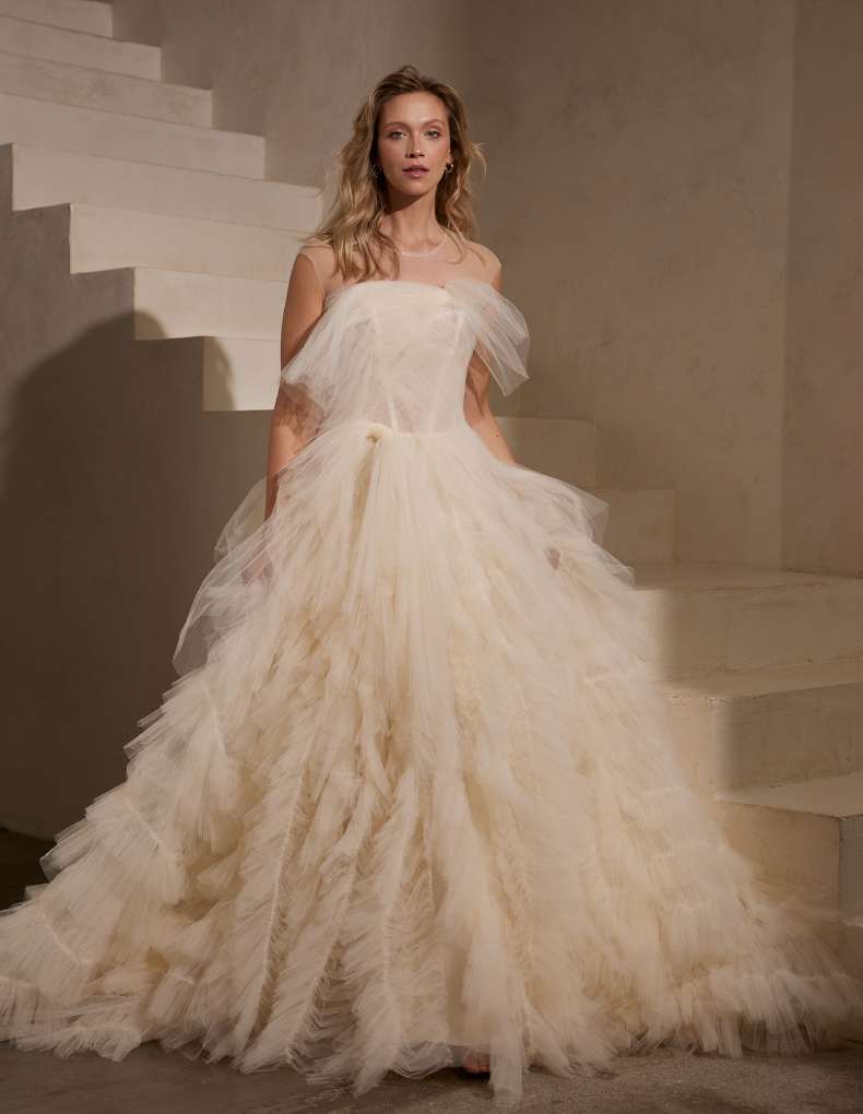 Prinzess-Brautkleid mit Tüll-Volants und -schleife, Illusion-Ausschnitt und langer Schleppe von IamYours, Modell Lee