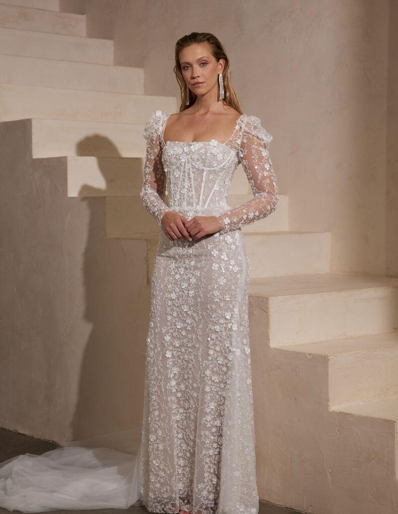 Figurbetontes Hochzeitskleid im Fit-and-Flare-Schnitt mit Karrée-Ausschnitt und langen Ärmeln, Perlen, Pailletten und 3D-Blüten von IamYours, Modell Paula