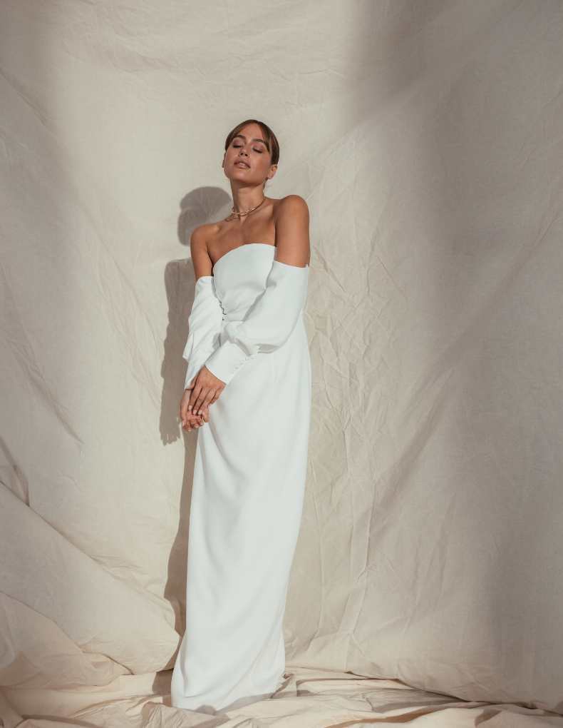 Puristisches, schulterfreies Hochzeitskleid aus Crêpe in I-Linie mit Bandeau-Ausschnitt und Carmen-Ärmeln von IamYours, Modell Arista