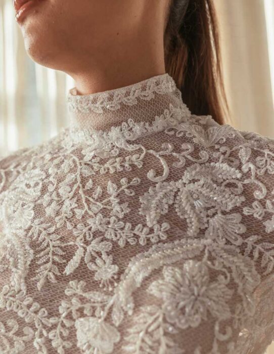 Spitzentop für Braut-Look mit Perlendekorationen, Stehkragen und langen Ärmeln von IamYours, Modell Rihanna