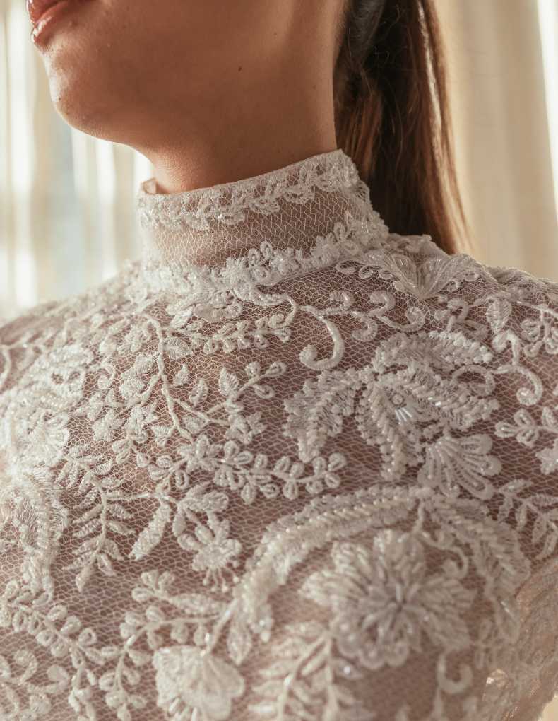 Spitzentop für Braut-Look mit Perlendekorationen, Stehkragen und langen Ärmeln von IamYours, Modell Rihanna
