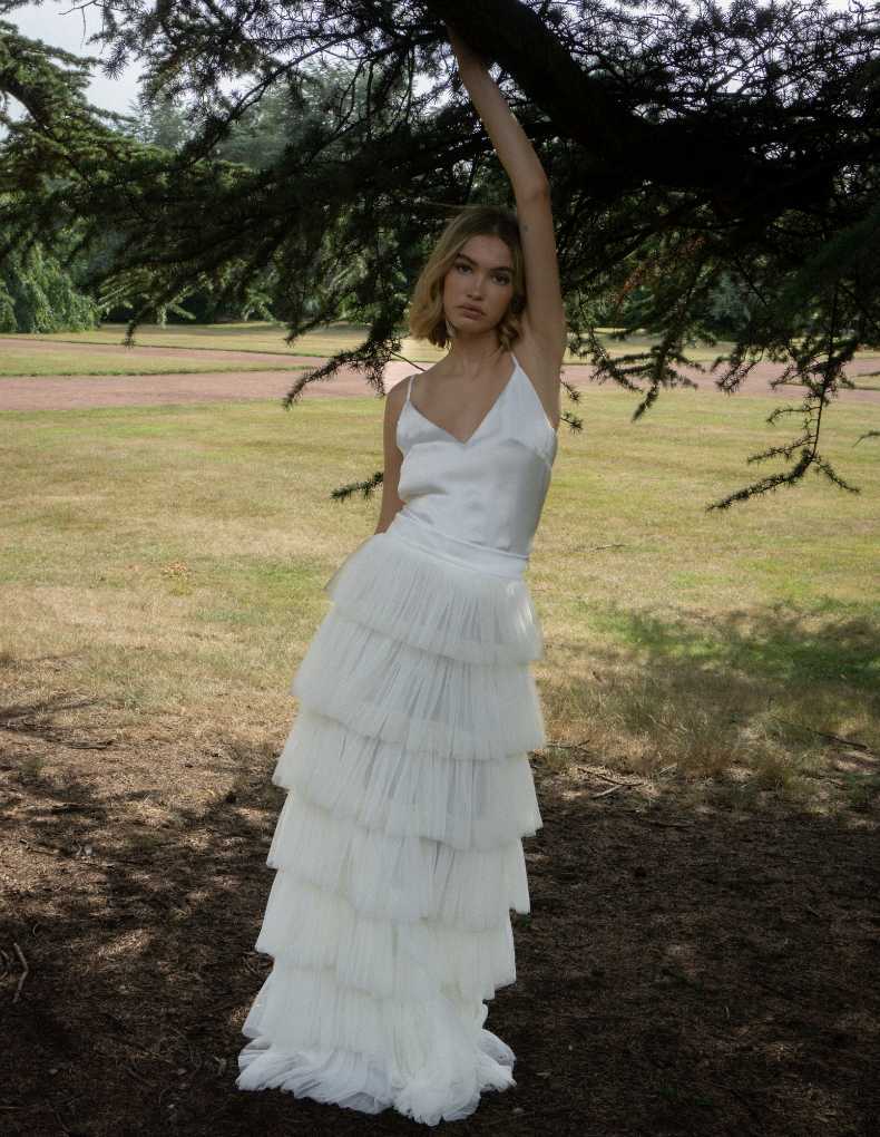 Schmal und stufig geschnittener Brautrock aus gekrepptem Tüll mit Satin-Bündchen von IamYours, Modell Rory