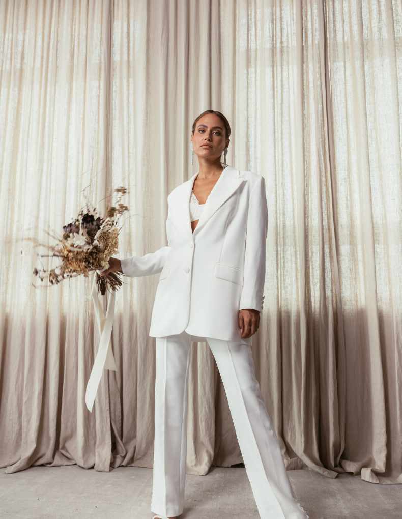 Braut-Look, bestehen aus taillenhoher, leicht ausgestellter Hose und einreihigem Oversize-Blazer mit Pattentaschen und Schulterpolstern von IamYours, Modelle Elle und Reese
